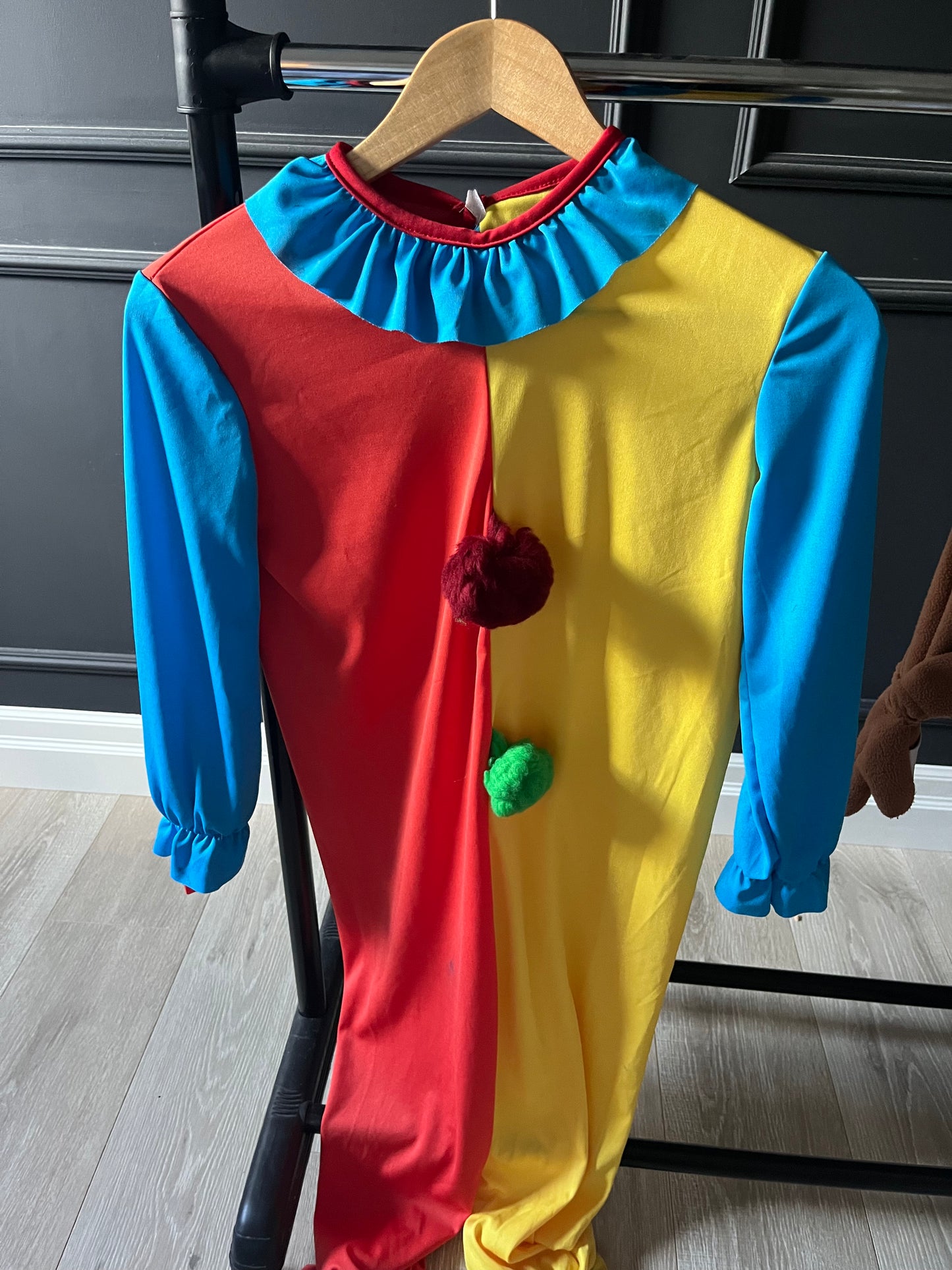 medium-halloween-clown-costume-with-wigg