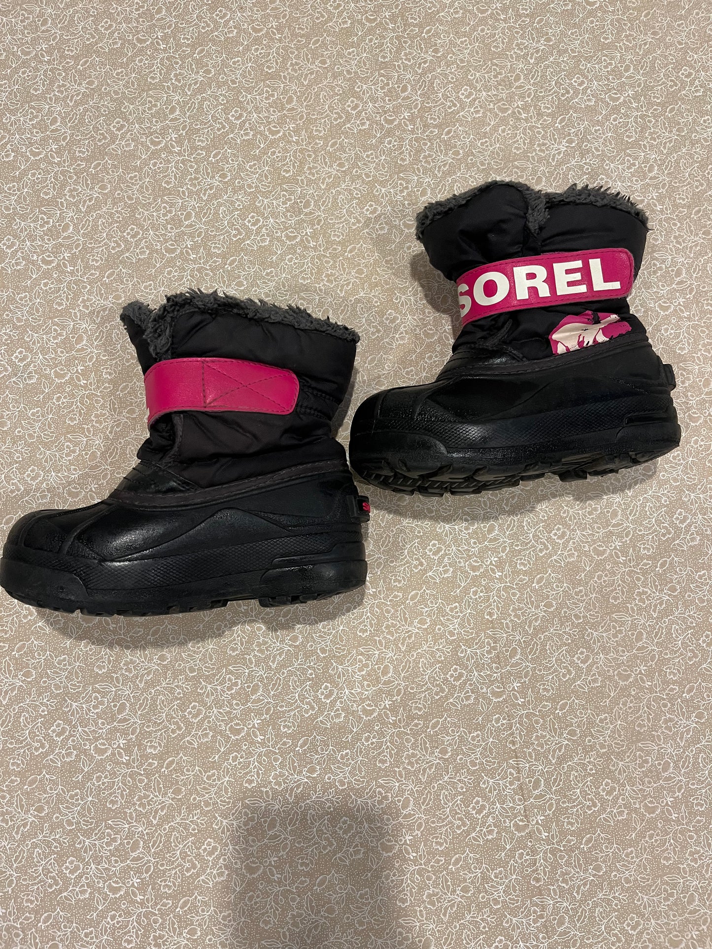 11C-footwear-sorel-pink-black-boots