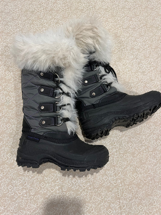 13-footwear-artictracks-grey-white-furr-boots