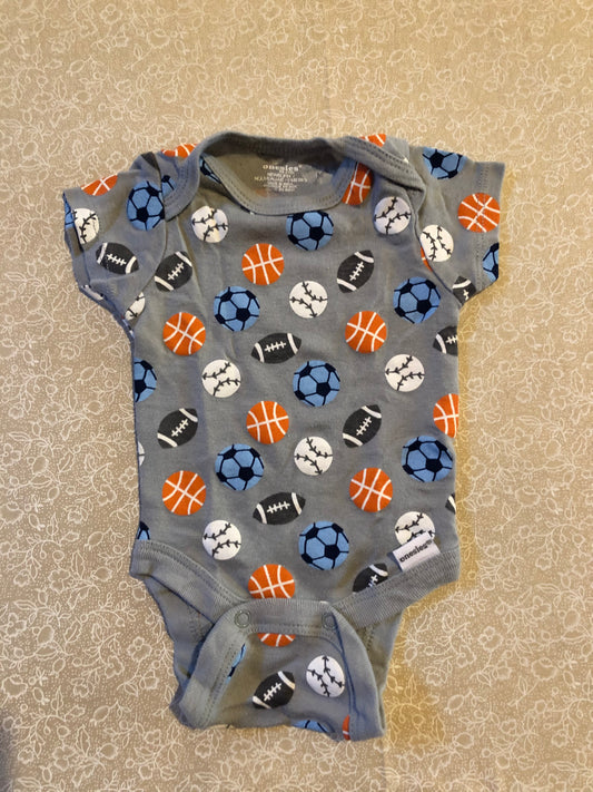 newborn-diaper-shirt-onsie-grey-sportsballs
