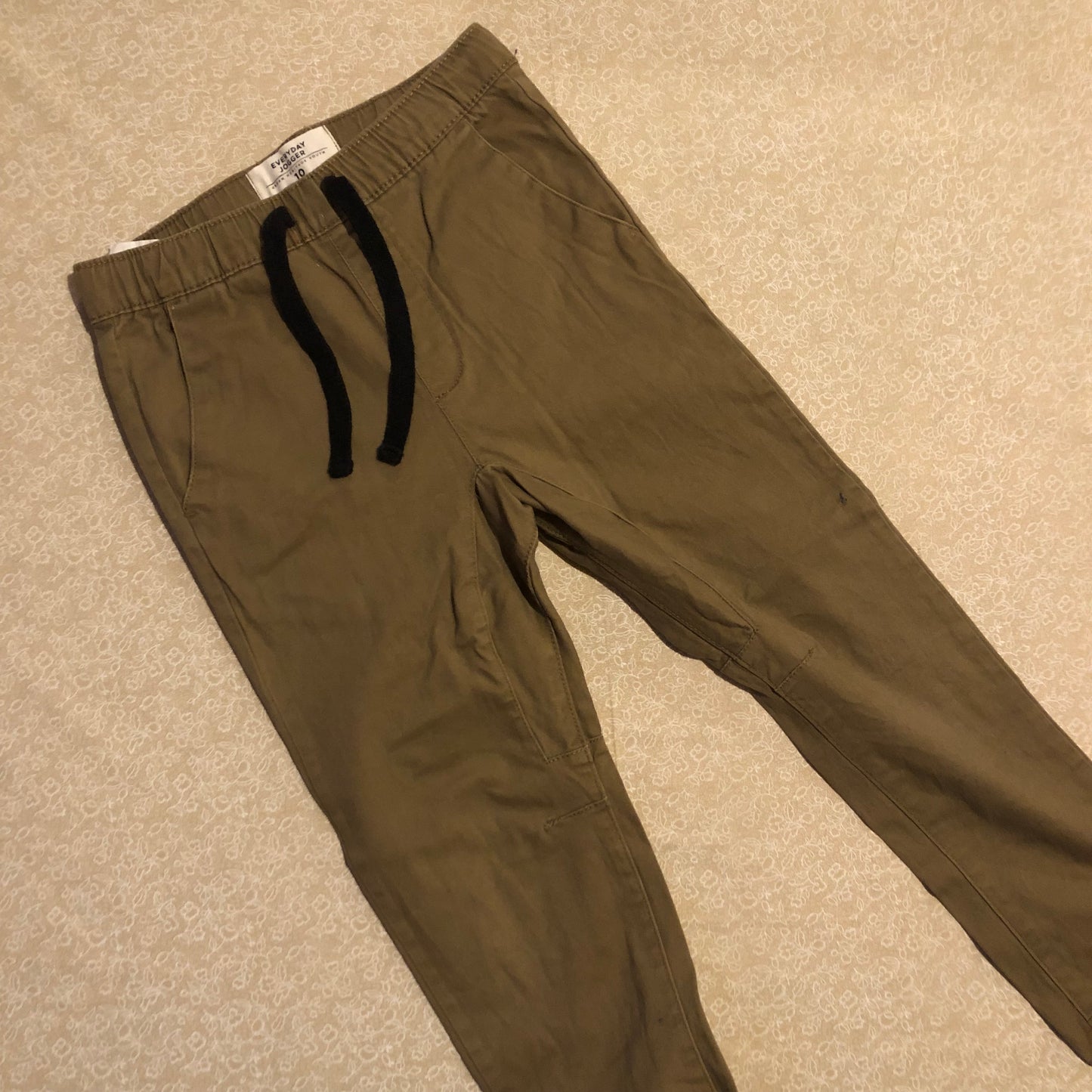 10-pants-urbanheritage-beige-jogger-black-drawstring